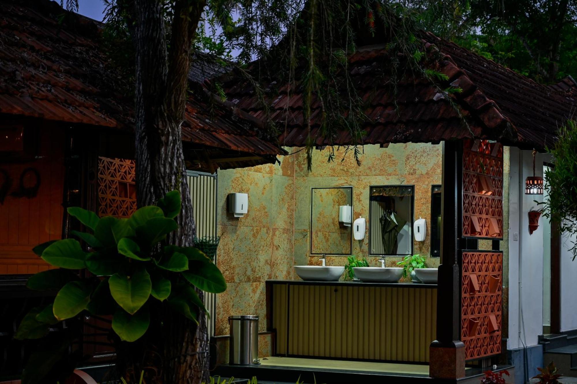Paradise Heritage Resort Kumarakom Exterior photo