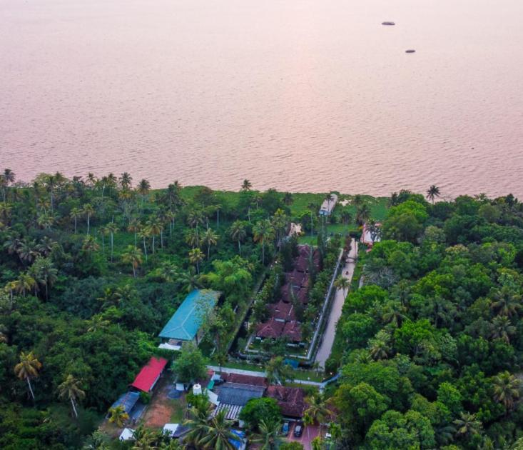 Paradise Heritage Resort Kumarakom Exterior photo